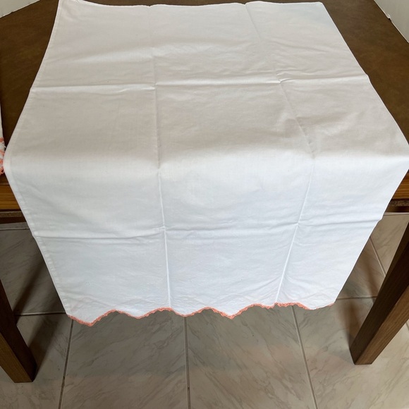 Vintage Set of Two Pillowcases Embellished with Hand-Crocheted Edge - Picture 3 of 9